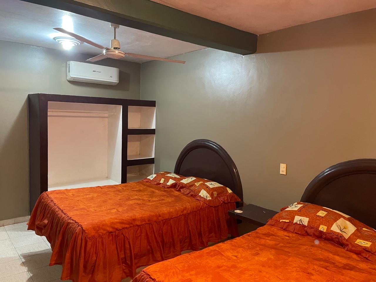 Habitación doble con dos camas en Hotel Dunas Chachalacas