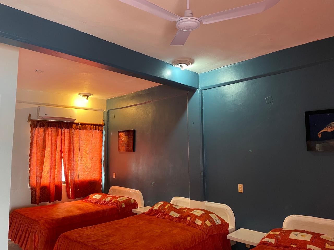 Habitación triple con tres camas en Hotel Dunas Chachalacas